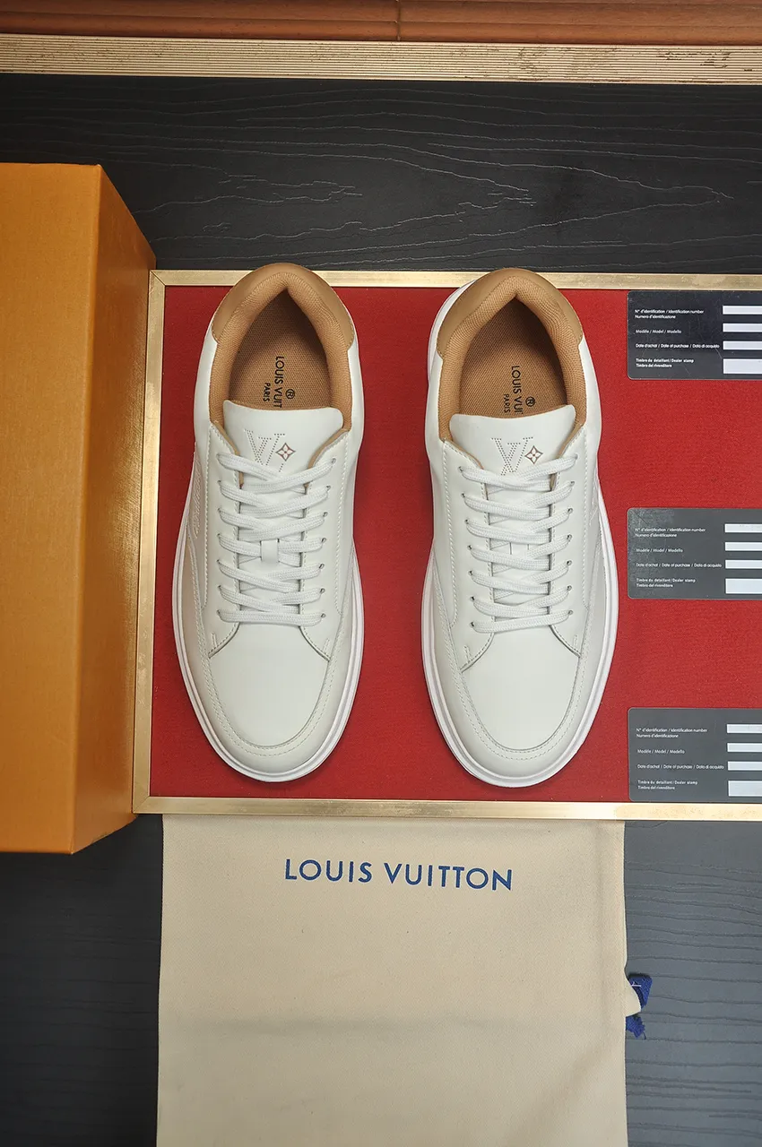 Men's men's shoes 💰640💶Original development, quality shipping, welcome to compare - LV sneaker series sports shoes introduce the loose silhouette of the ready-to-wear series into the spring and summer men's wear shows and make an eye-catching appearance. The cow leather upper is combined with rough fabric laces, and colorful beading highlights the brand's classic elements. LV letters mark the tongue and Monogram floral outsole. Mixed materials Made of top-grain cowhide, thick shoelace design, large Monogram print on the side, mesh lining and cotton feet, the comfort is as extreme as ever, premium heritage, quality first, worth owning! Size: Men’s 38-45 (45 is custom-made and cannot be returned or exchanged)